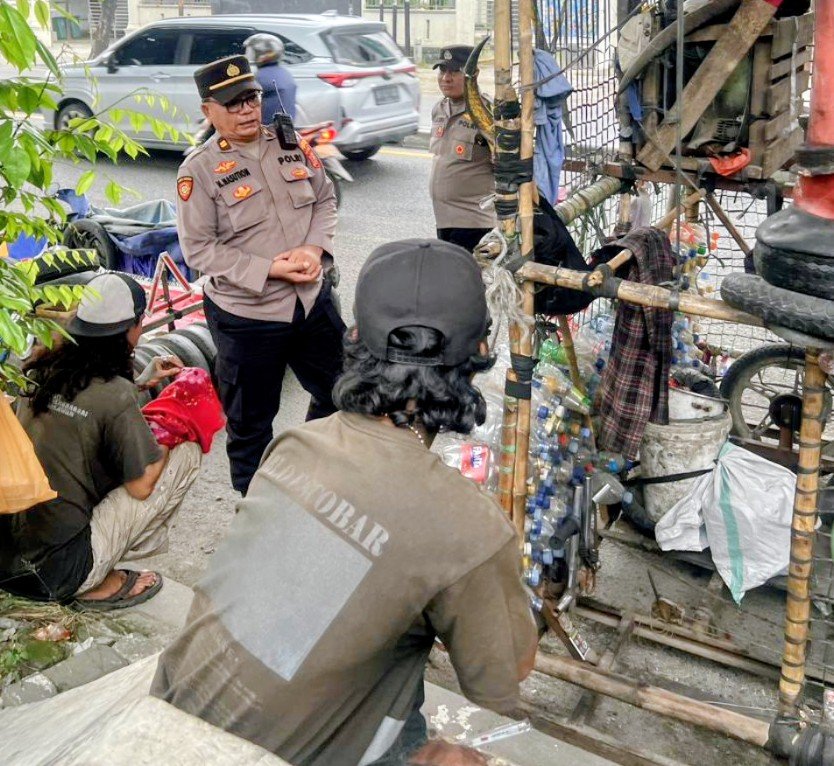 Kanit Samapta Polsek Sunggal Tunjukan Kepedulian, Iptu Nizar Rangkul Anak Punk