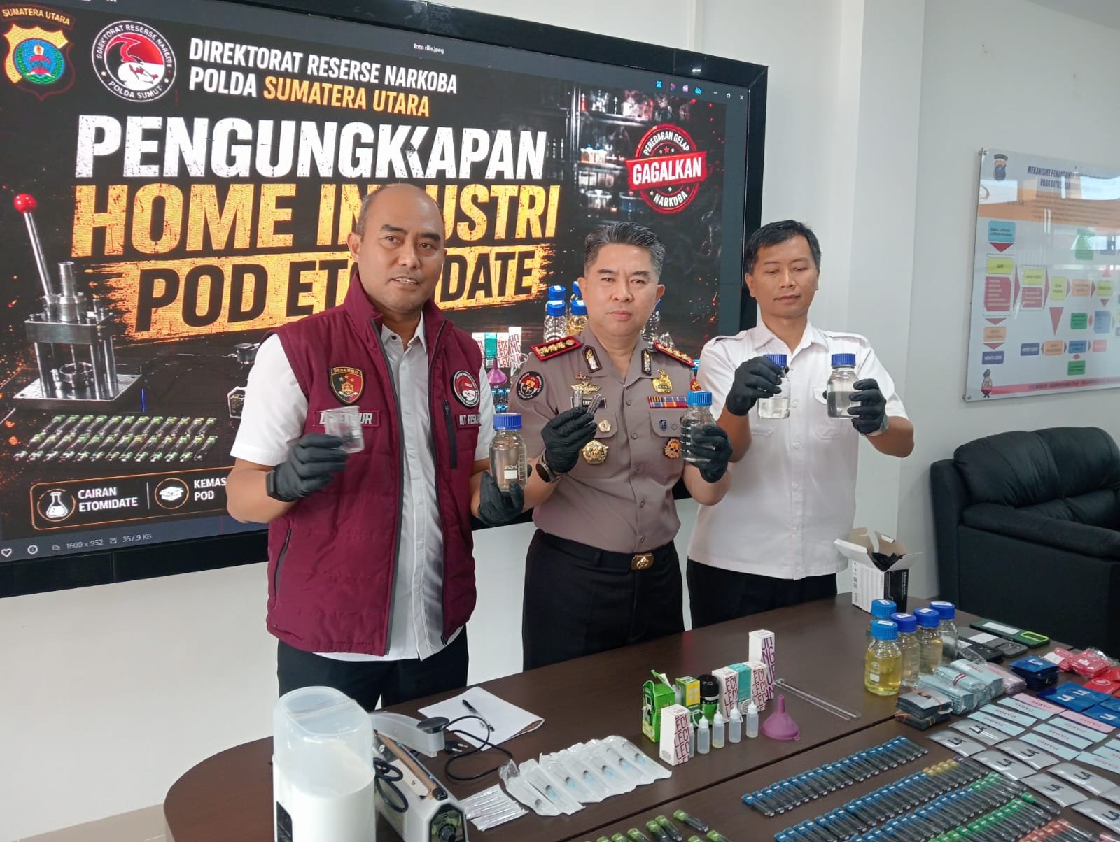 ‎Polda Sumut Ungkap Home Industry Vape “Getar” Mengandung Etomidate di Deli Serdang ‎