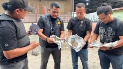 Polrestabes Medan Ratakan Bantaran Rel KA Medan – Kualanamu yang Jadi Sarang Narkoba 3 Kg Ganja, Sejumlah Paket Sabu, Hingga Beragam Senjata Disita