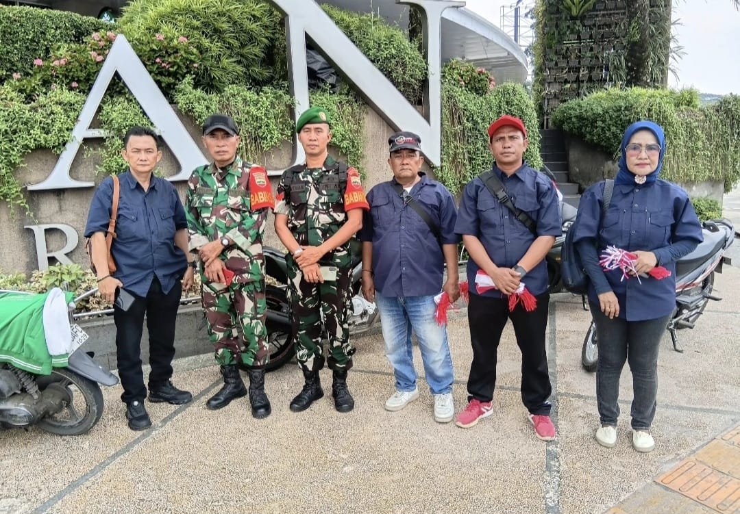 Bersama Babinsa, AJMI dan PW Pemuda Muslim Sumut Bagikan 1945 Bendera Merah Putih ,Gelorakan Semangat HUT ke-81 RI