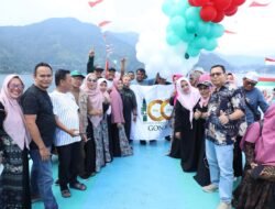 Peringati 100 Tahun Gontor, Alumni se-Sumut Bentangkan Bendera Raksasa di Tengah Danau Toba
