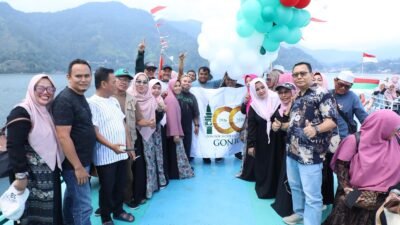 Peringati 100 Tahun Gontor, Alumni se-Sumut Bentangkan Bendera Raksasa di Tengah Danau Toba