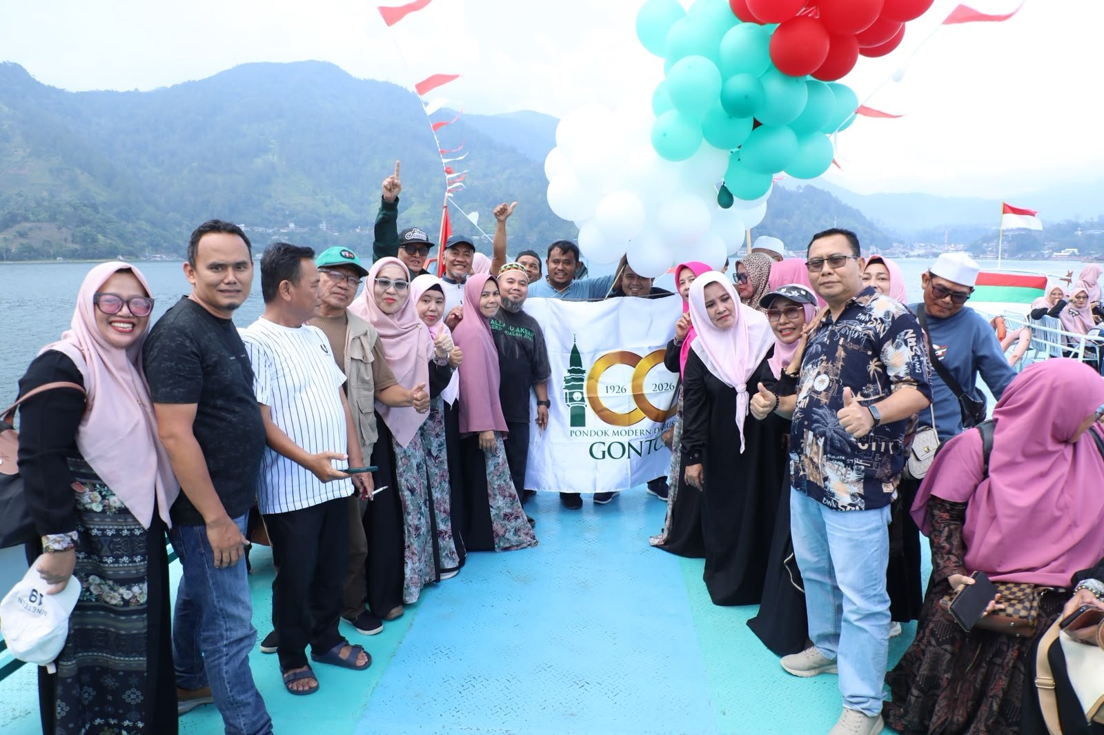 Peringati 100 Tahun Gontor, Alumni se-Sumut Bentangkan Bendera Raksasa di Tengah Danau Toba