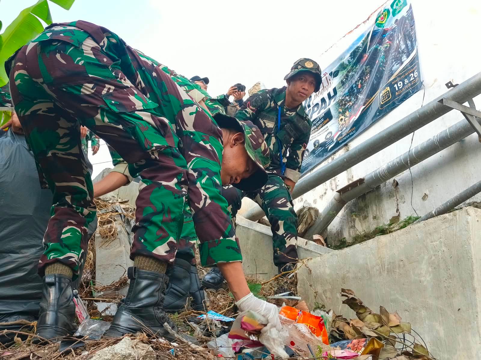 TNI Peduli Sampah Rangkasbitung, Dandim Lebak: Kebersihan Adalah Tanggung Jawab Bersama