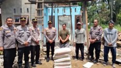 Polri Hadir Bersama Rakyat : Kapolsek Selesai Memberikan Bantuan Kepada Warga Korban Musibah Rumah Tertimpa Pohon Sawit