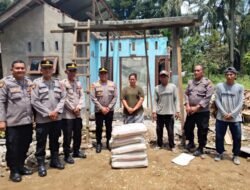 Polri Hadir Bersama Rakyat : Kapolsek Selesai Memberikan Bantuan Kepada Warga Korban Musibah Rumah Tertimpa Pohon Sawit