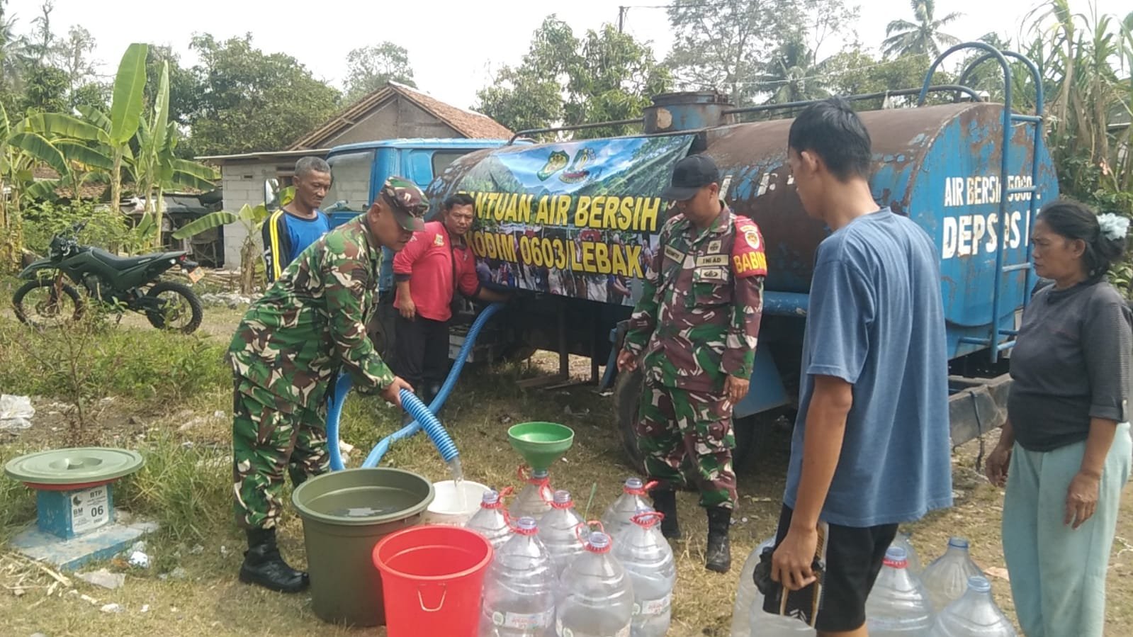 Kemarau Panjang Keringkan Sumber Air, Kodim 0603/Lebak Turun Langsung Bantuan Air Bersih