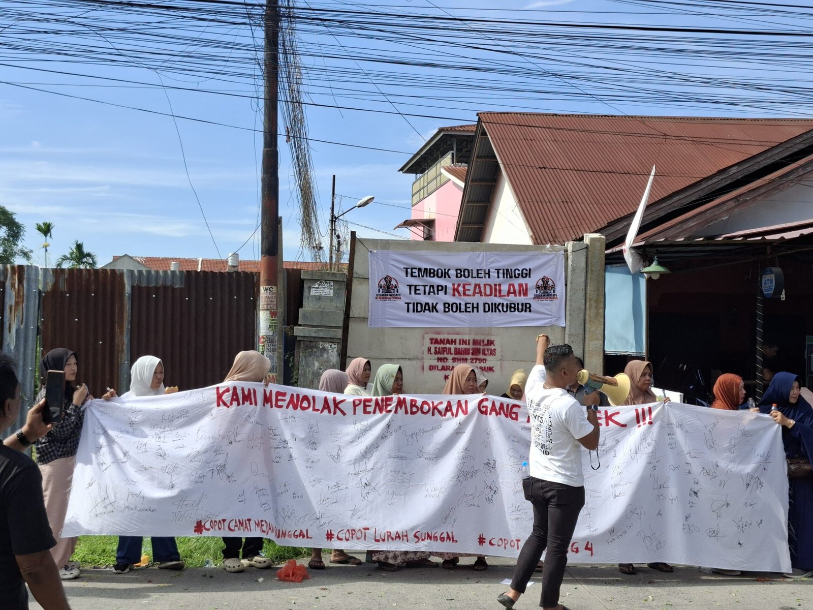 ‎Ratusan Warga Tolak Penembokan Gang Anggrek Medan, Desak Wali Kota Copot Camat hingga Kepling ‎