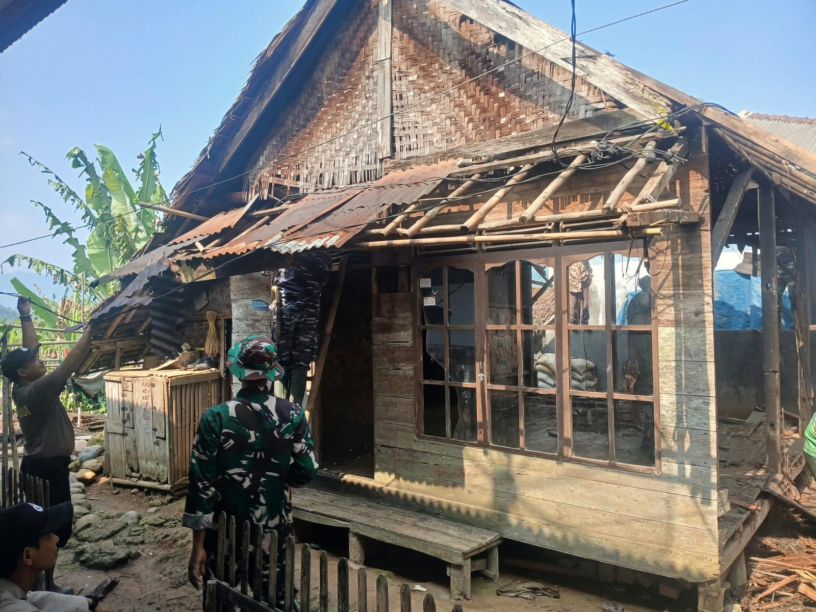 TNI Turun Tangan! Rumah Tak Layak Huni Milik Petani di Lebak Mulai Diperbaiki