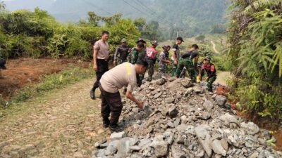 Badan Jalan Akses Situs Cibedug Mulai Terbentuk, Material Pengecoran Terus Dialirkan