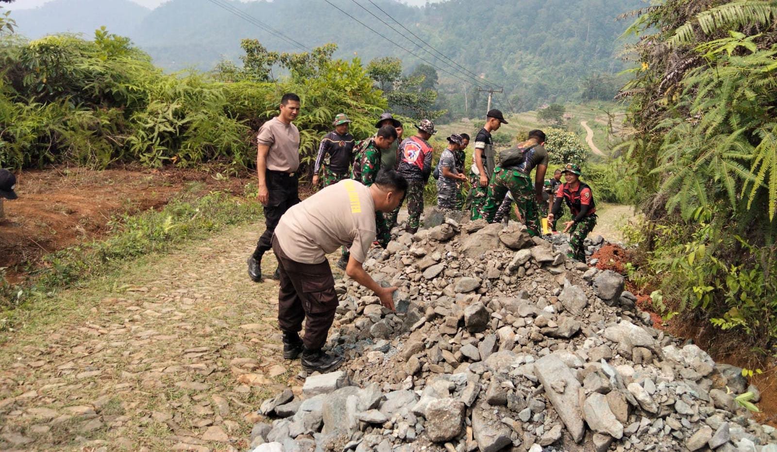 Badan Jalan Akses Situs Cibedug Mulai Terbentuk, Material Pengecoran Terus Dialirkan