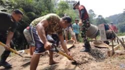 Di Tengah Bukit Terjal, Penyadap Aren Bersama Satgas TMMD Bangun Akses Warga