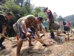 Di Tengah Bukit Terjal, Penyadap Aren Bersama Satgas TMMD Bangun Akses Warga