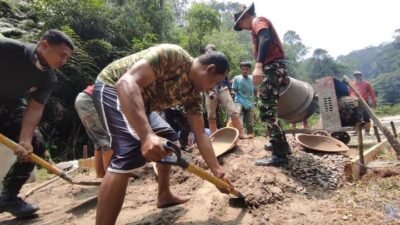 Di Tengah Bukit Terjal, Penyadap Aren Bersama Satgas TMMD Bangun Akses Warga