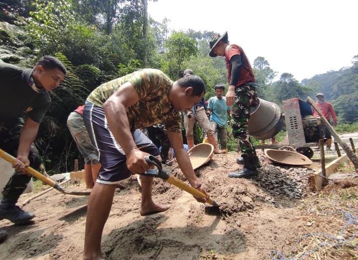 Di Tengah Bukit Terjal, Penyadap Aren Bersama Satgas TMMD Bangun Akses Warga